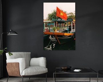 Freiheit auf dem Wasser: Flussboot und Flagge in Vietnam von NZME Photography