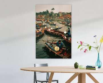 Farben des Lebens: Bootsverkehr und Laternen in Vietnam von NZME Photography