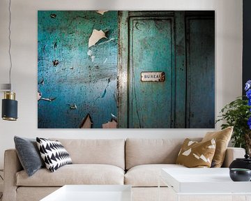 oude versleten muur in een verlaten gebouw van Elly de Vries