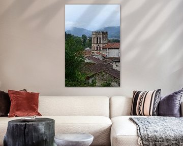 Kirchturm von Saint-Lizier, Frankreich, mit den Pyrenäen im Hintergrund von Studio LE-gals