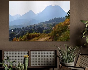 Blick auf Lescun, ein abgelegenes Dorf in den Pyrenäen, mit einer zerklüfteten Bergkette im Hintergrund