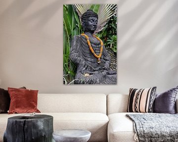 Boeddhabeeld met bloemenkrans in Balinese tuin van Minimalistiche reisfotografie by.Rieneke