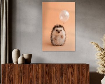 Hérisson avec un ballon blanc sur fond de pêche