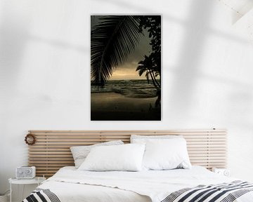 Sonnenaufgang mit Palmen in Puerto Viejo - karibische Gelassenheit von Rick Massar