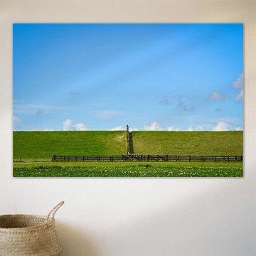 een blauwe lucht aan de zeedijk