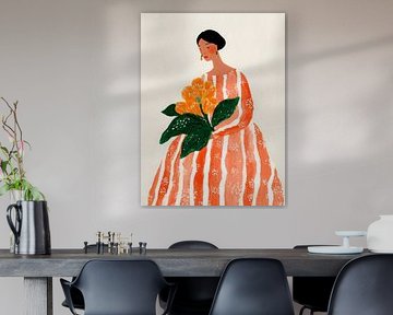 Vrouw in gestreepte oranje jurk met grote bloem en elegante sieraden