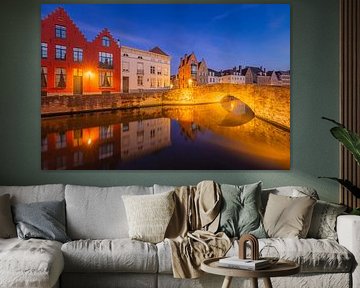 Magische avond in Brugge – Verlichte brug aan het kanaal