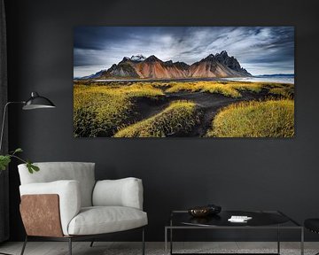 Die majestätische Bergkette des Vestrahorns im Herbst von Chris Stenger