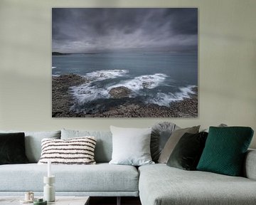 De Bretonse kust in Frankrijk op een stromachtige dag