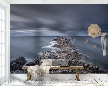 Die zerklüftete Küste der Bretagne während eines Sturms von Bas Meelker