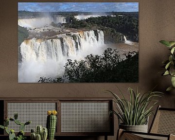 Die Iguazu-Wasserfälle an der Grenze zwischen Brasilien und Argentinien von Rini Kools