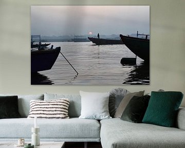 Zonsopkomst boven de Ganges rivier in Varanasi, India van Rini Kools