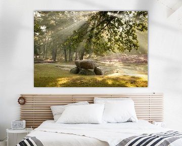 Hunebed D10 bei den Gasterse Duinen im Sonnenlicht mit blühendem Heidekraut von KB Design & Photography (Karen Brouwer)