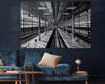 Monochroom, met licht overgoten treinstation in Cádiz van Silva Wischeropp