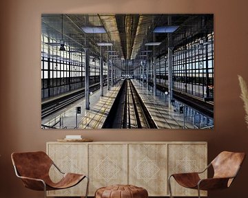 Licht overstroomd treinstation in Cádiz in de avond van Silva Wischeropp