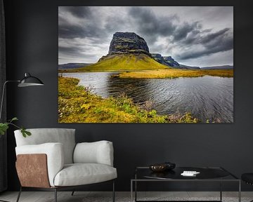 Der majestätische isländische Berg Lomagnupur unter stürmischem Himmel von Chris Stenger