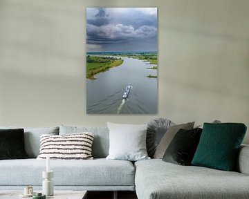 Schip op de rivier de Lek met regenwolken erboven van Sjoerd van der Wal Fotografie