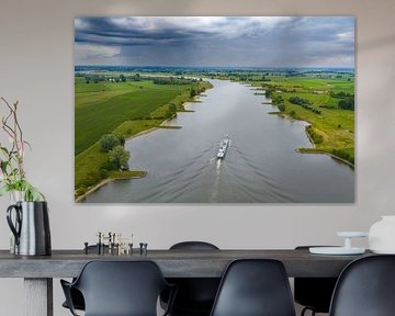 Schip op de rivier de Lek met regenwolken erboven van Sjoerd van der Wal Fotografie