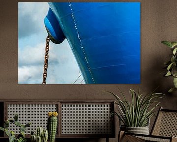 De fel blauwe boeg van het zeeschip van scheepskijkerhavenfotografie