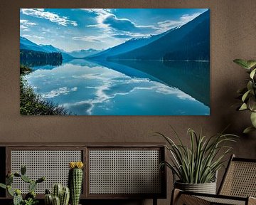 Reflectie van Rust – Yellowhead Lake, BC Canada van Nordwin Alberts / Moving Stills