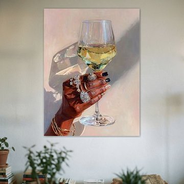 Luxe et brillance : élégante main noire sertie de diamants et verre de vin blanc dans une lumière chaude