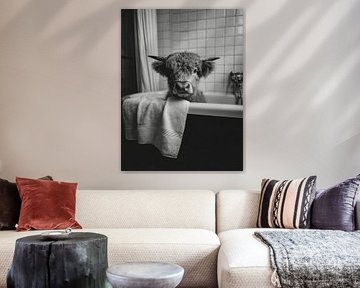 Schotse hooglander in badkuip – humoristisch zwart-wit dierenportret van But First Framing
