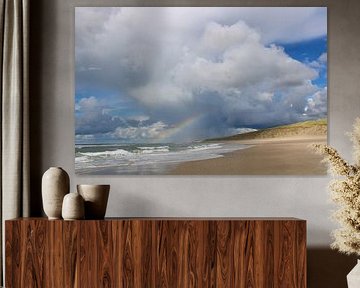 Regenbogen und Wolken über dem Meer der Strand und die Dünen