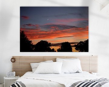 Zonsondergang met Maan en oranje wolken van Corinne Welp