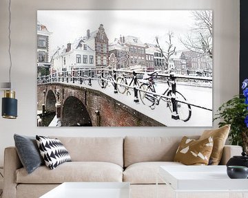 Winter in Utrecht. Besneeuwde Geertebrug over de Oudegracht  vol met fietsen. van André Blom Fotografie Utrecht