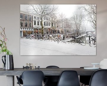 Winter in Utrecht. Besneeuwde Gaardbrug over de Oudegracht  vol met fietsen. van André Blom Fotografie Utrecht
