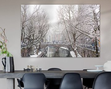 Winter in Utrecht. Zicht op de besneeuwde Gaardbrug over de Oudegracht. van André Blom Fotografie Utrecht