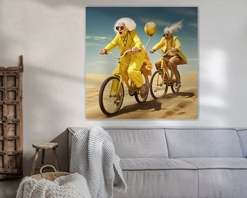 Surreal bejaard paar fietsen gele kleren zee strand horizon