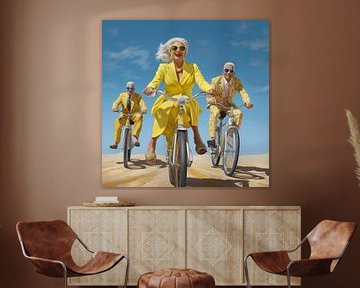 Surrealistische ouderen gekleed in gele fietsen strandvakantie