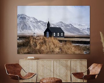 Kerkje met bergen op de achtergrond in IJsland van Jim Plaum