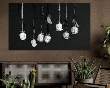 Modern en minimalistisch Stilleven met verwelkte rozen in zwart-wit van Studio Pieternel