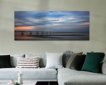 Zeelandbrug net voor zonsondergang van Photodoos