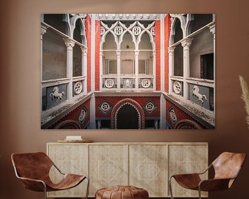 Verlaten Venetiaans Hotel in Verval. van Roman Robroek - Foto's van Verlaten Gebouwen