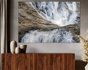 Puissante chute d'eau sur une paroi rocheuse