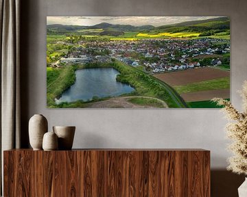 Village au bord du lac - vue aérienne avec champs