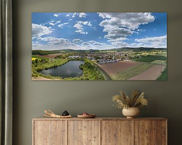 Vaste paysage avec village et lac - vue aérienne