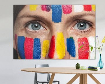 Frau mit farbigem Gesicht