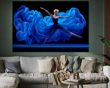 Frau tanzt auf der Bühne mit blauem Gewand