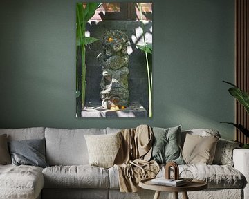 Balinees stenen beeld met bloemen van Minimalistiche reisfotografie by.Rieneke