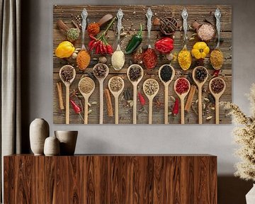 Grande variété d'épices avec du piment et des bâtons de cannelle sur Photo Art Thomas Klee