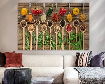 Piment frais, épices et herbes aromatiques sur bois sur Photo Art Thomas Klee