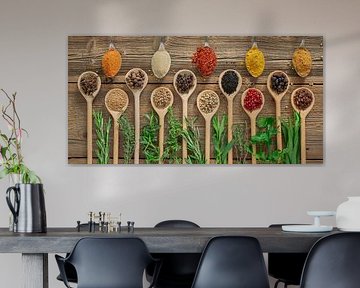 Bunte Gewürzvielfalt und frische Kräuter auf Holz von Photo Art Thomas Klee