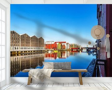 Uitzicht op kleurrijke huizen bij de rivier Nidelva in de stad Trondheim