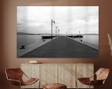 Pier van Kos stad, Griekenland, s'morgens in zwart wit  by Miranda Lodder