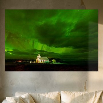 Aurore boréale au-dessus d'une église en Islande