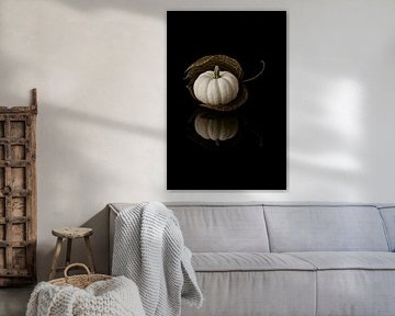 Pompoen Stilleven met Blad – Minimalistisch Kunstwerk van Kleurenrijk
